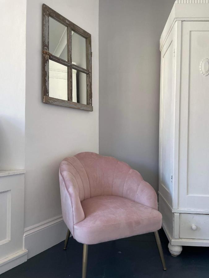The Clock Tower Apartment - Spacious, Modern, 2 Bed Room Apartment , Southsea With Free Parking - Sleeps 4 Portsmouth Exterior foto