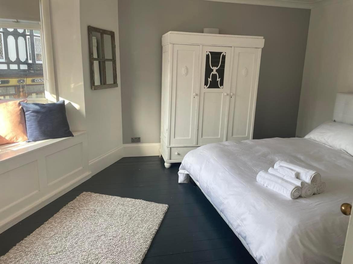 The Clock Tower Apartment - Spacious, Modern, 2 Bed Room Apartment , Southsea With Free Parking - Sleeps 4 Portsmouth Exterior foto