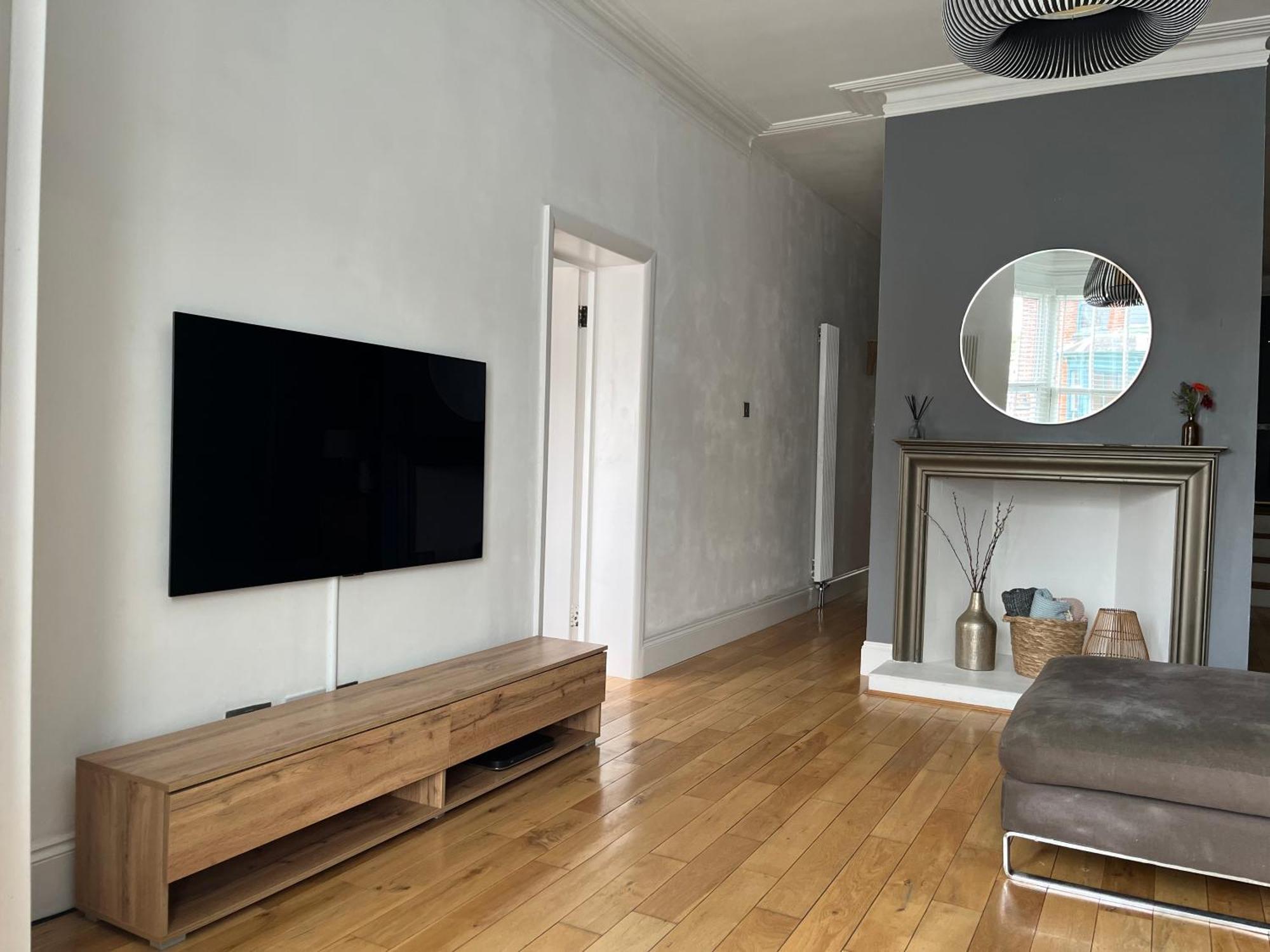 The Clock Tower Apartment - Spacious, Modern, 2 Bed Room Apartment , Southsea With Free Parking - Sleeps 4 Portsmouth Exterior foto