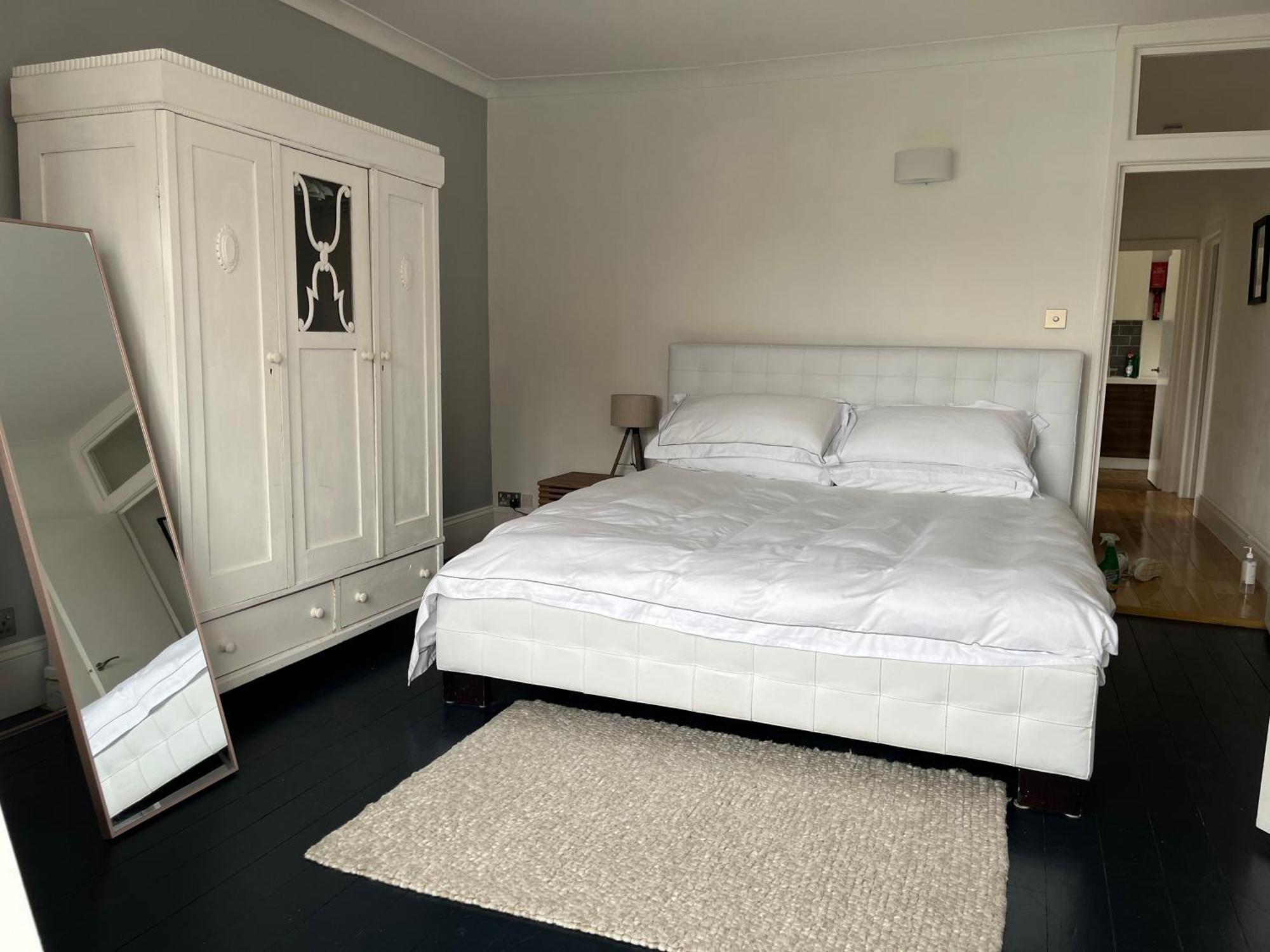 The Clock Tower Apartment - Spacious, Modern, 2 Bed Room Apartment , Southsea With Free Parking - Sleeps 4 Portsmouth Exterior foto